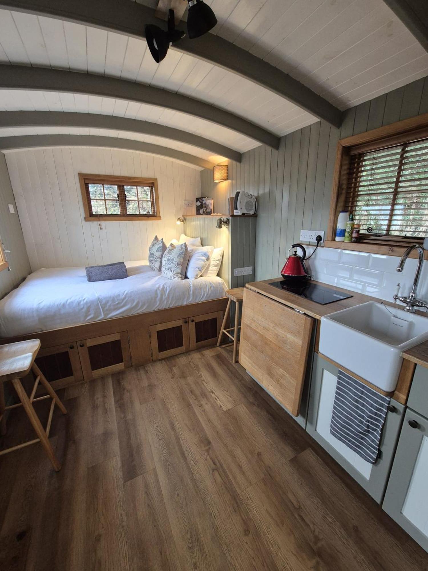 Corry Lodge Estate - Sheperds Huts Or Container Stays With Sea View Broadford (Isle of Skye) Luaran gambar